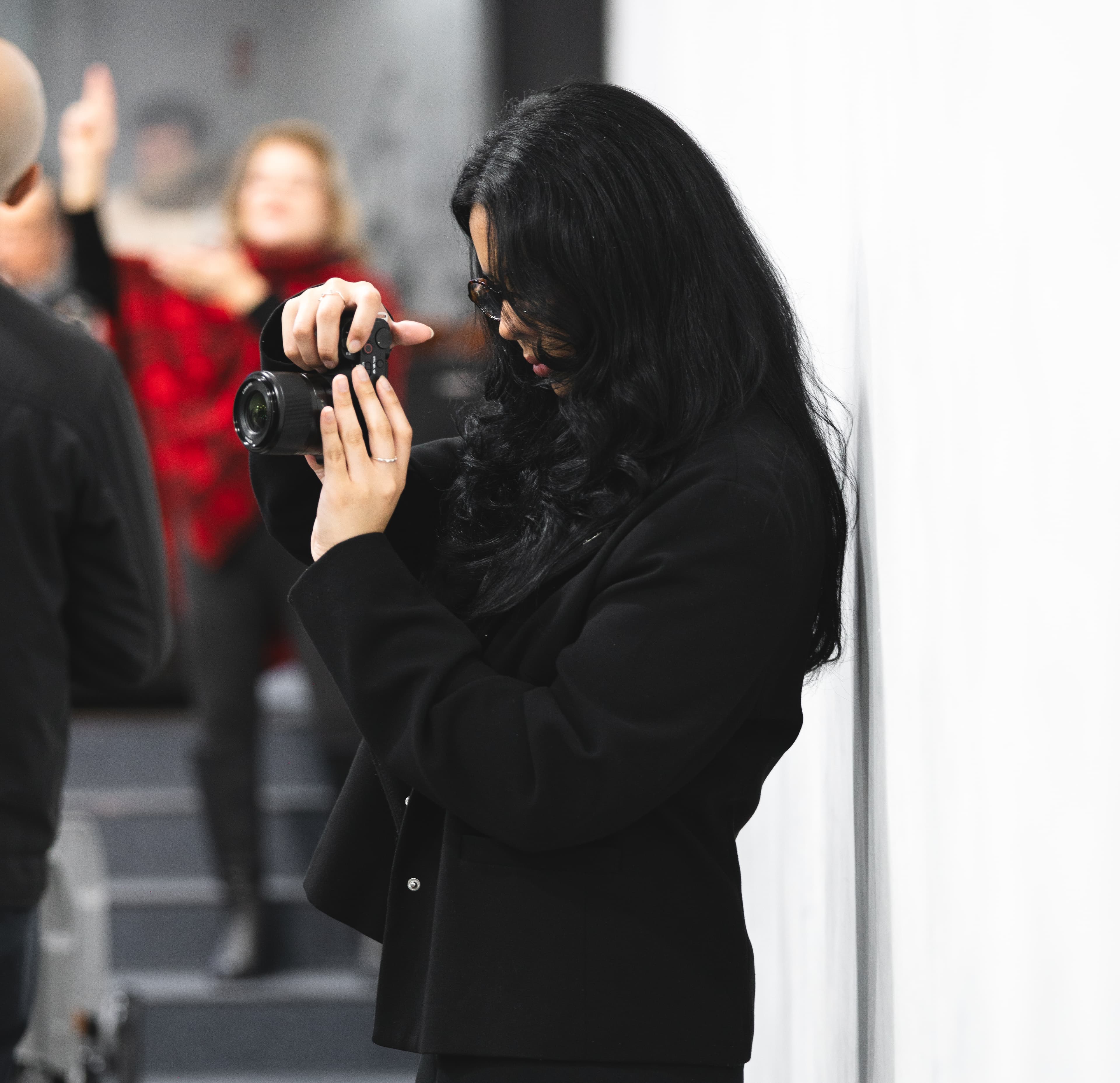 Fotógrafo do Ministério de Mídias registrando o culto